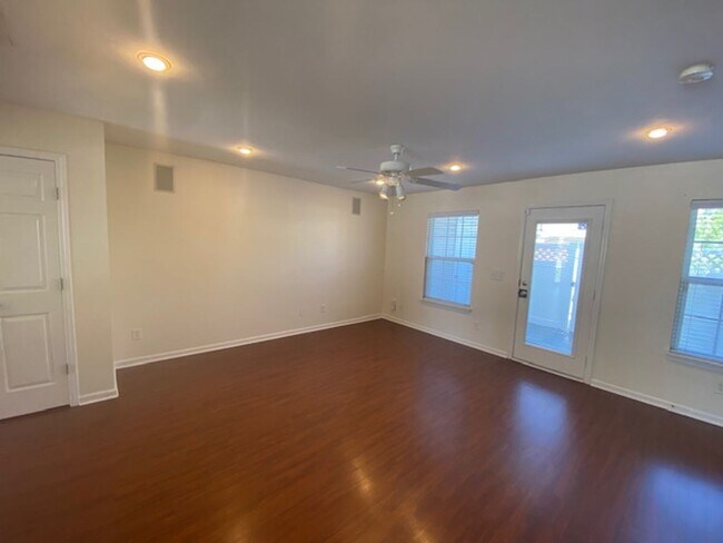 Foto del edificio - End Unit Townhouse Now Available at Barnes...