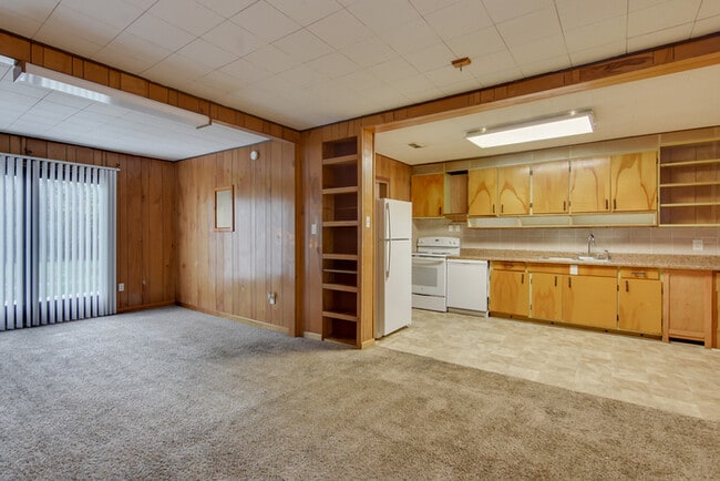 Building Photo - Quaint Three Bedroom