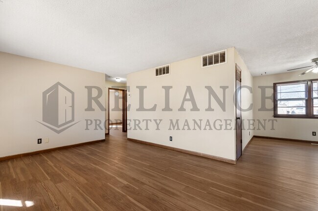 Building Photo - 907 S Drury Ln