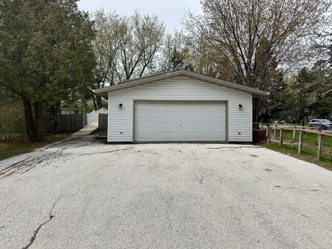 Building Photo - You've found it. This spacious 4-bedroom, ...