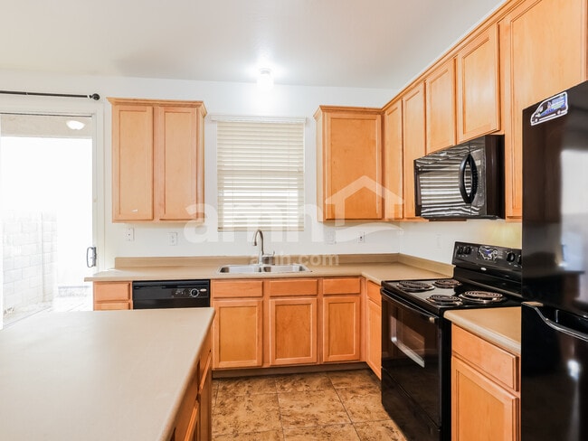 Building Photo - 10010 W Winslow Ave