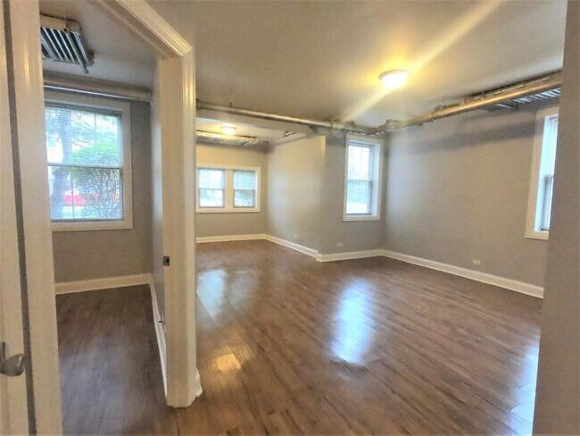 Foto del edificio - 2 bedroom in Chicago IL 60625