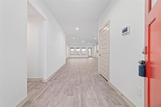 Building Photo - 7207 Sunbreeze Ln
