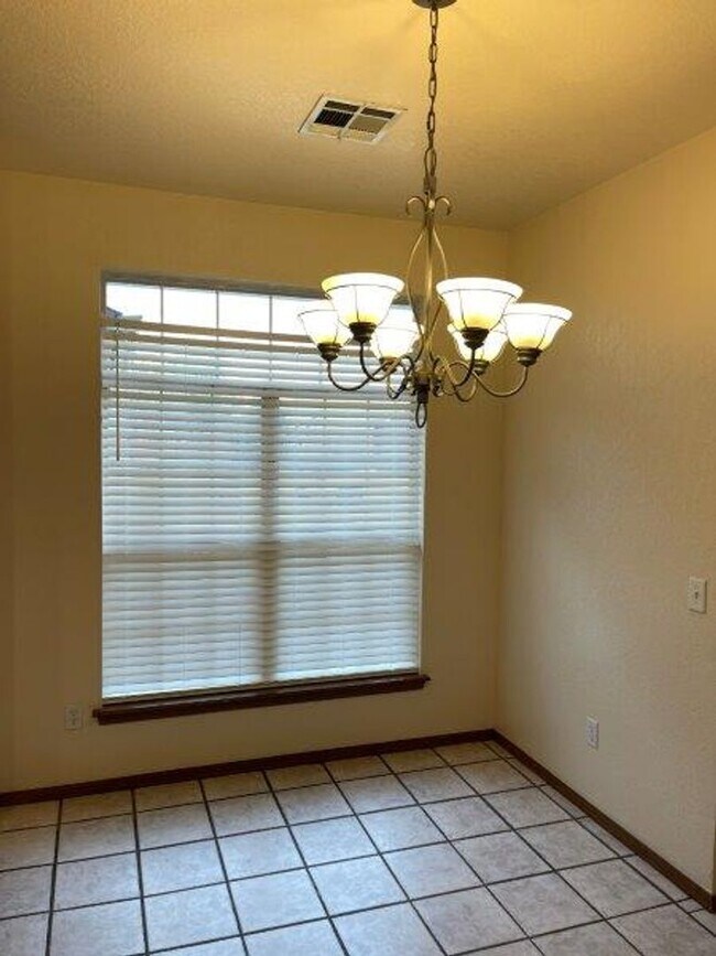 Foto del edificio - New Paint! 3 beds, 2 full baths, 2 car garage home for rent in S. OKC and Moore schools!