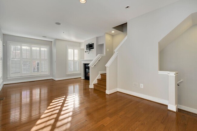 Foto del edificio - Charming 3 bedroom 3.5 Bathroom Row Home