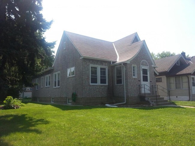 Building Photo - 3029 31st Ave S