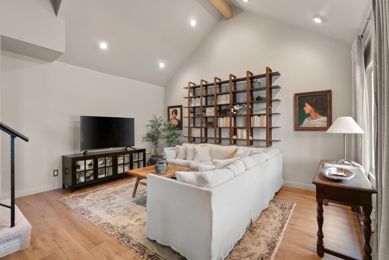 Sala de estar (Estanterías no incluidas) - 22855 S Van Deene Ave