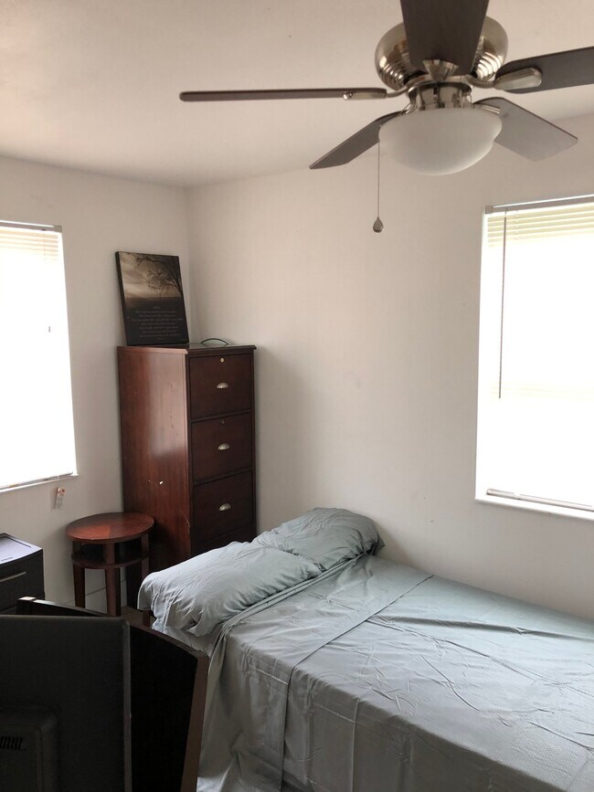 Foto del edificio - 12215 Lakeshore Dr