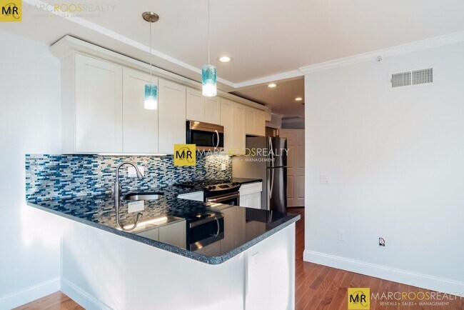 Building Photo - 230 Maverick St