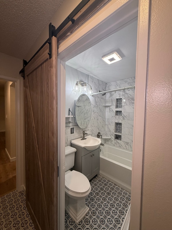 Building Photo - 319 Jullien Dr