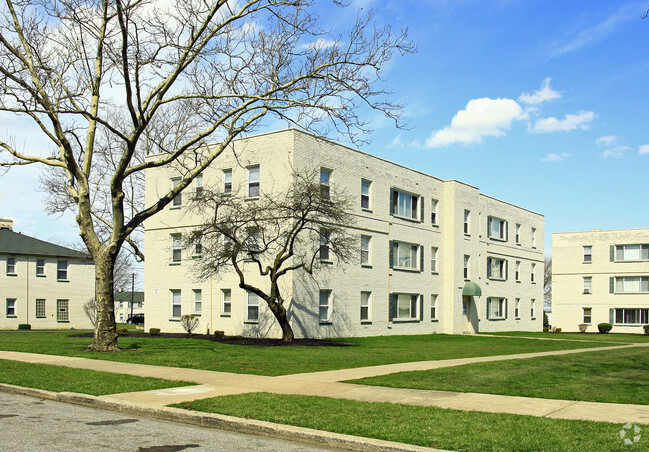 Building Photo - Euclid Meadows