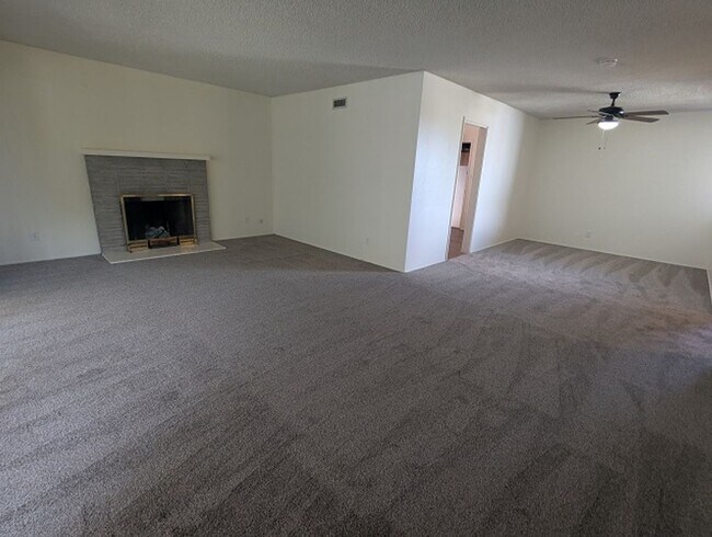 Building Photo - 3 Bedrooms/2 Bathrooms Single Story Home i...