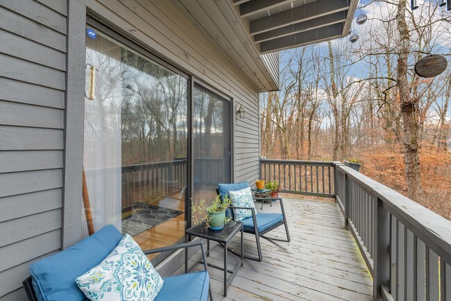 Upper deck patio - 82 Conestoga Way