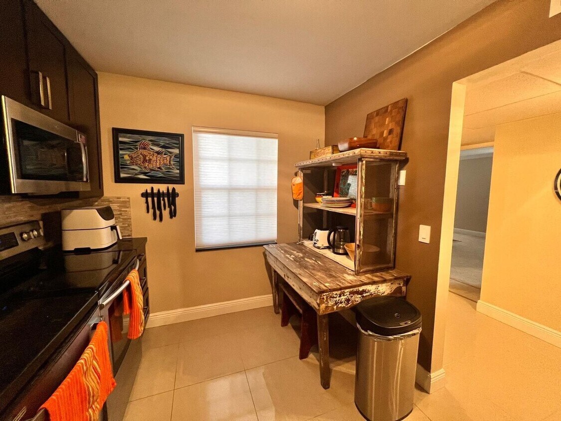 Foto principal - 605 Oaks Dr