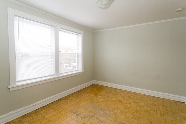 Building Photo - 714 W Belmont Ave