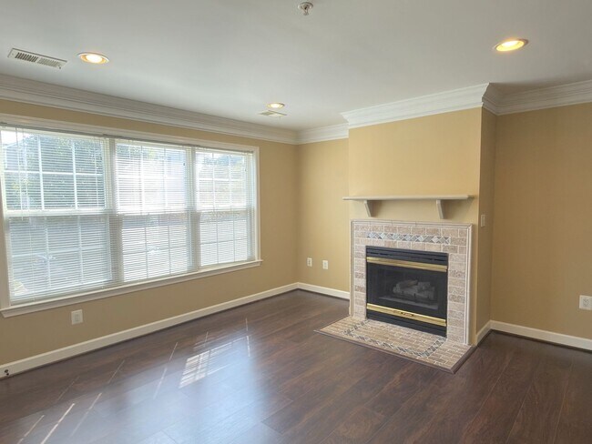 Building Photo - 675 Constellation Square SE