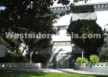 Primary Photo - 2200 N Beachwood Dr