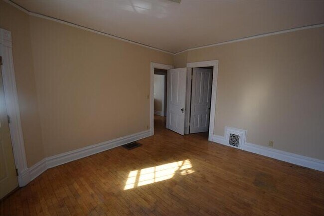 Building Photo - 183 3rd St