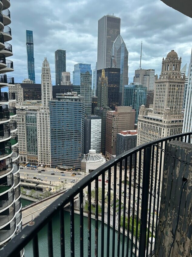 Foto del edificio - 300 N State St