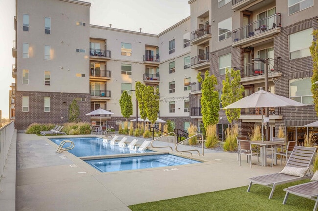 Building Photo - Encore