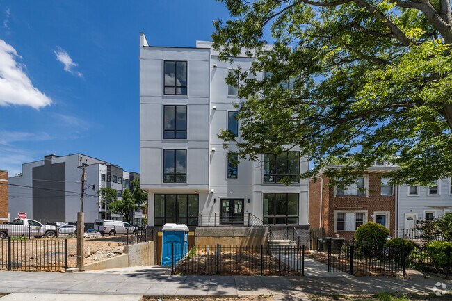 Exterior delantero - 930 Kennedy St NW