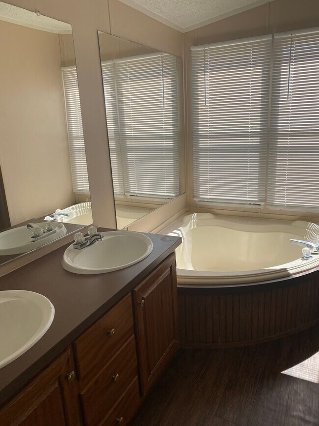 Foto del edificio - 4938 South fork Rd - Charming 3-Bedroom Ma...
