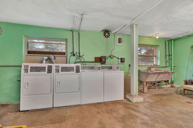Building Photo - 4028 Ledgewood Dr