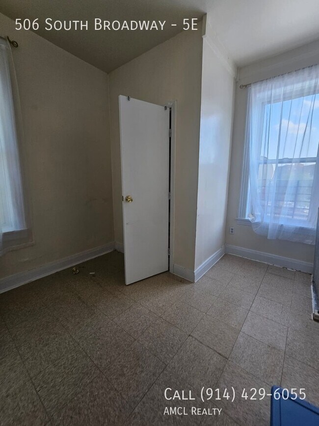 Building Photo - 506 S Broadway