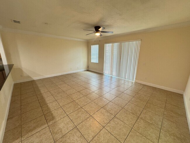 Foto del edificio - Fantastic Townhome In The Highly Desired E...