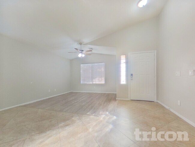 Foto del edificio - 2116 S 160th Ln
