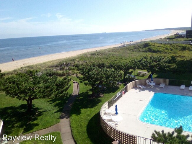 Building Photo - 2 br, 2 bath House - 2830 Shore Dr. #401