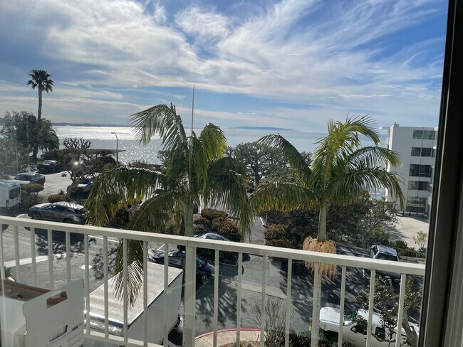 Foto del edificio - 17350 W Sunset Blvd