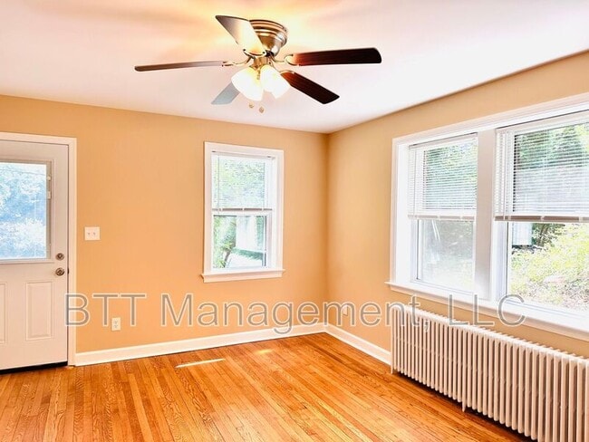 Building Photo - 907 Hudson Ave