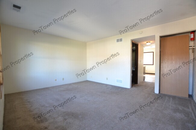 Foto del edificio - 674 Meadowood Ln