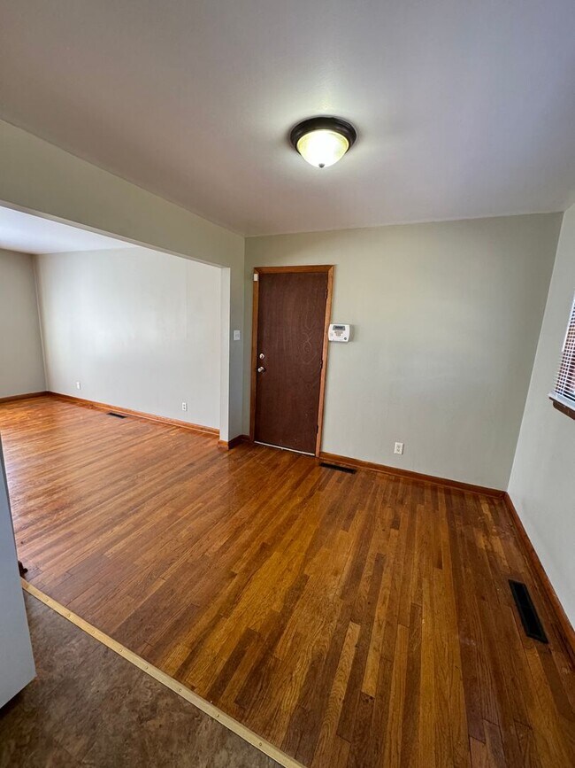 Foto del edificio - 3 Bedroom House- Southwest Topeka!