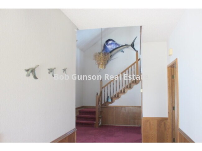 Building Photo - Deluxe Office Building