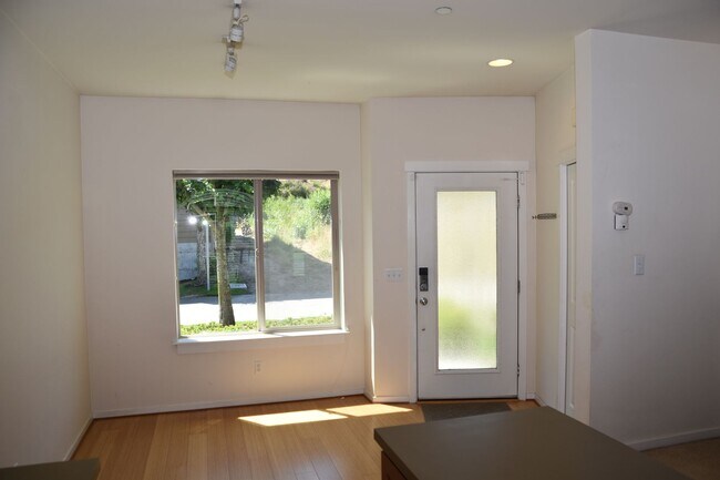 Building Photo - Newly Available 2 Bedroom 2 Bath Tacoma To...