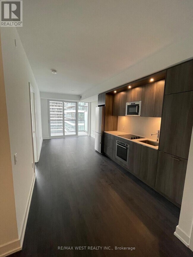 Building Photo - 30 Inn On The Pk Dr