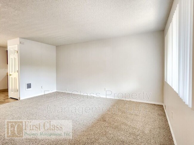 Foto del edificio - 10975 SW Hall Blvd