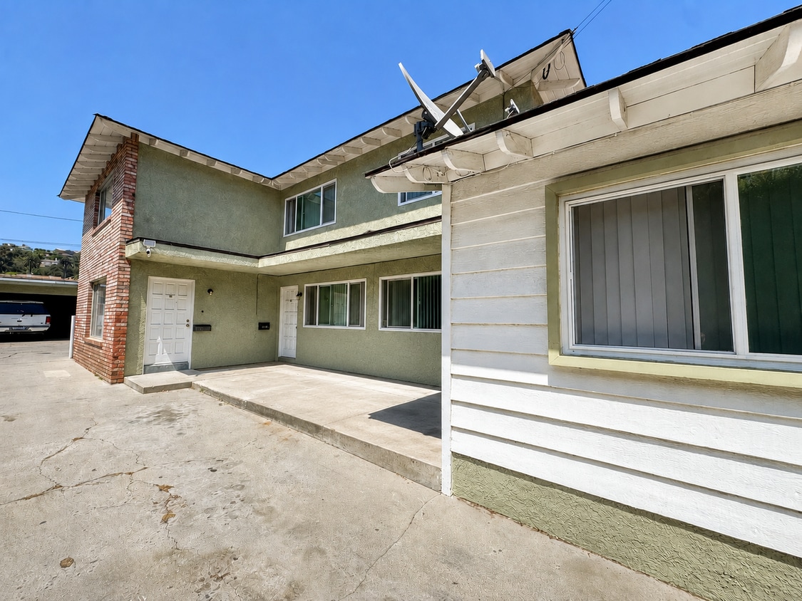 Building Photo - Remodeled 2+1.5 Townhome in Santa Paula