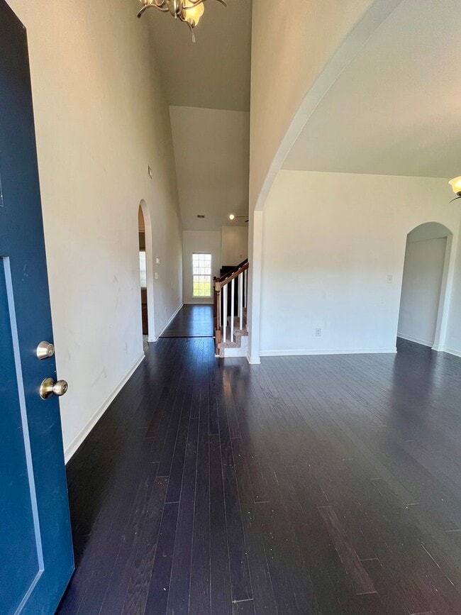 Building Photo - Large Spacious Home with easy access to I24!