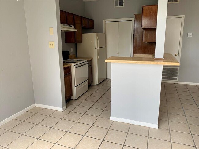 Building Photo - 8325 Sands Point Dr