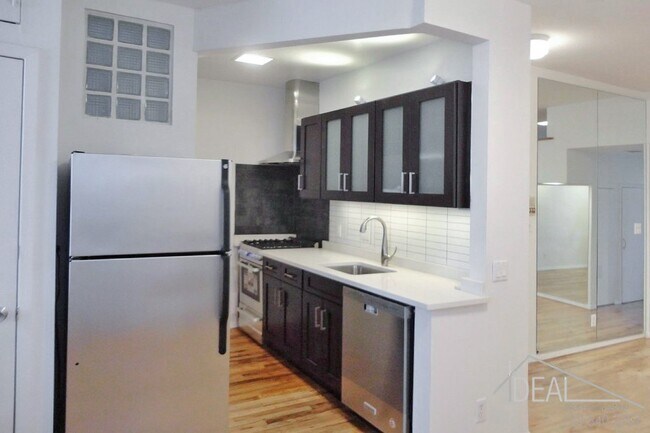 Building Photo - 583 6th Ave