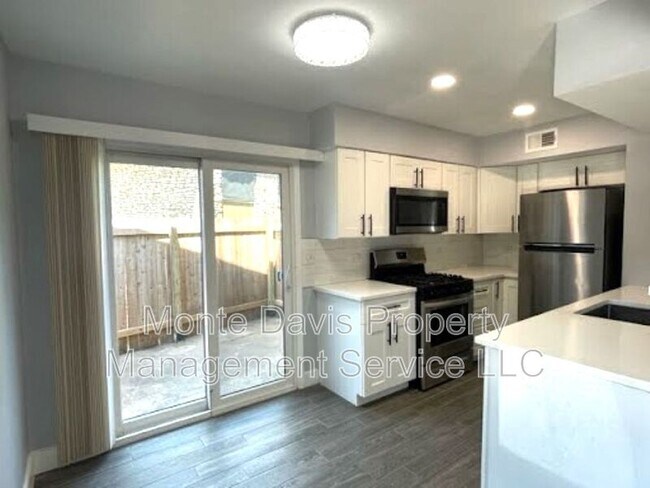 Building Photo - 2504 Manor Circle