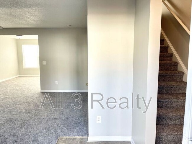 Building Photo - 333 Goldenrod Dr