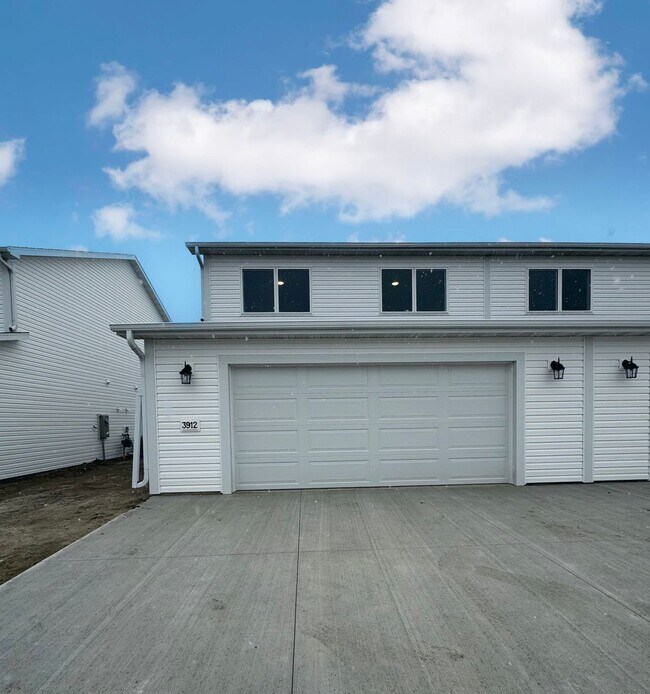 Building Photo - Exquisite 3-Bedroom Home with Modern Elega...