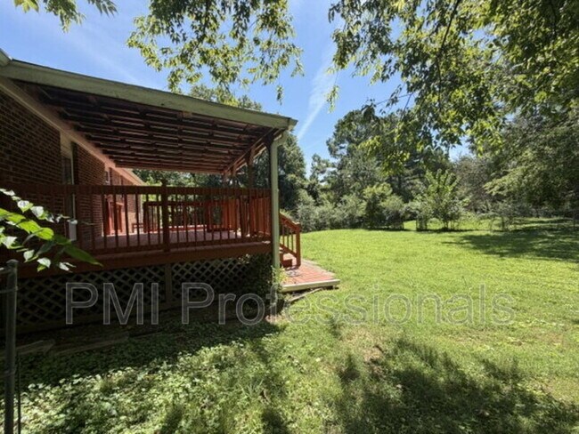 Foto del edificio - 702 Rodeo Rd