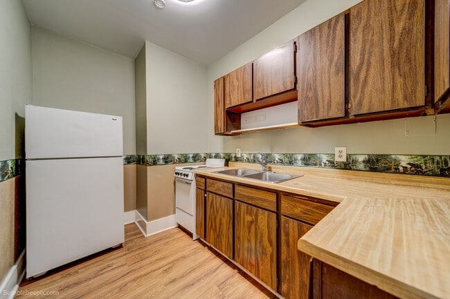 Building Photo - 802 Pine St