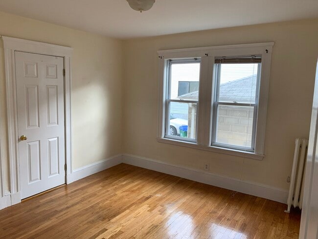 Bedroom 1 - 14 Henley St House