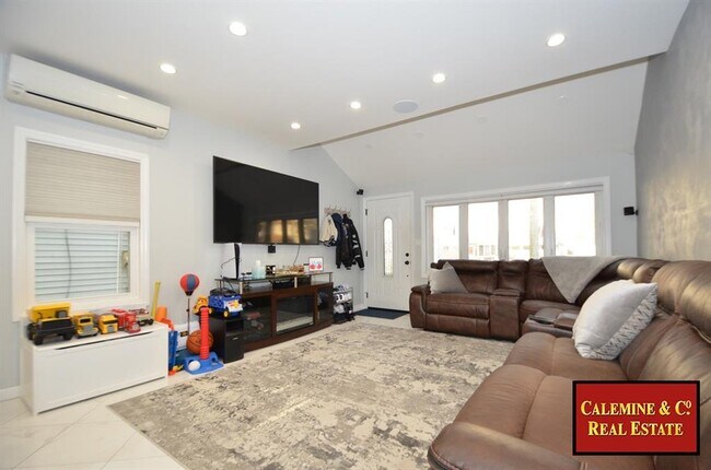 Foto del edificio - 2048 E 72nd St